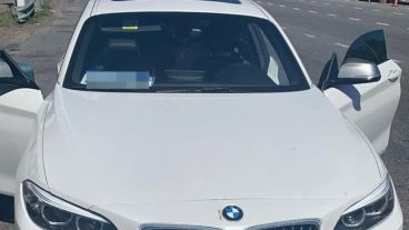 El auto en el que viajaban las personas acusadas.