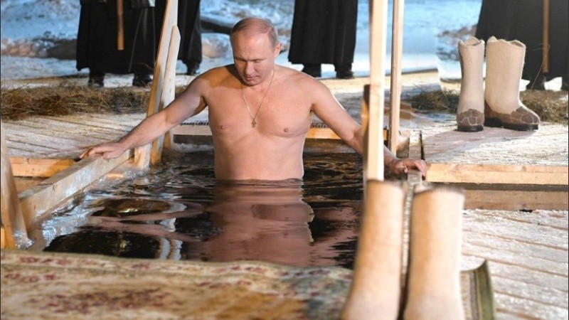 Putin se da todos los años un baño en un estanque después de asistir a la tradicional misa de Epifanía.  