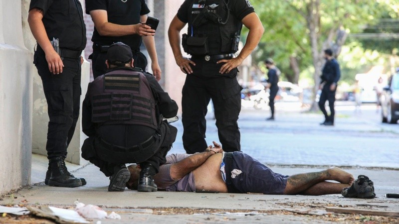 El asaltante quedó tendido en el piso hasta que fue trasladado.