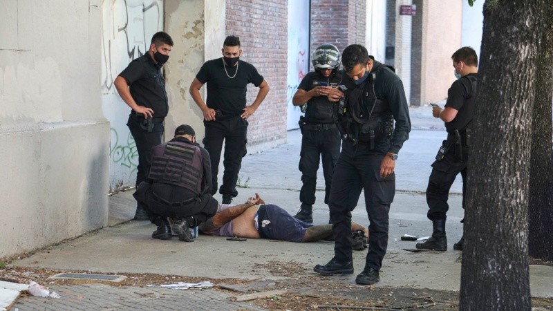 El asaltante quedó tendido en el piso hasta que fue trasladado.