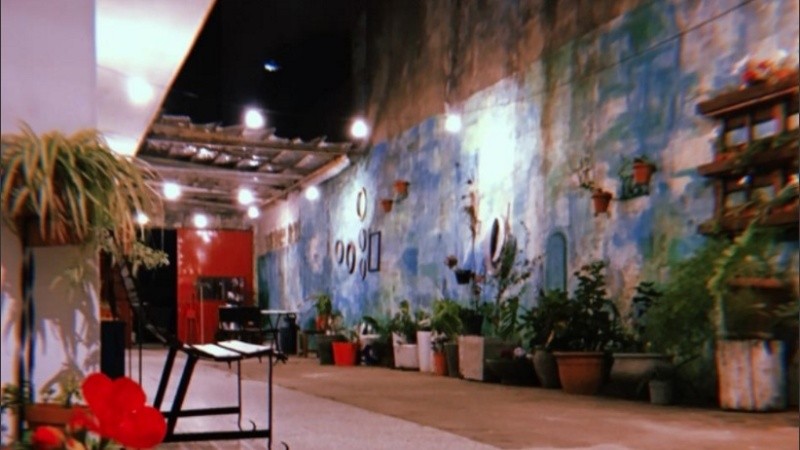 El patio de Espacio Bravo devenido en escenario.