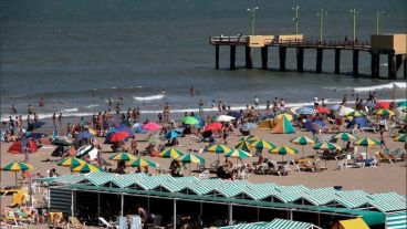 Las playas de la costa reciben turistas en burbujas.