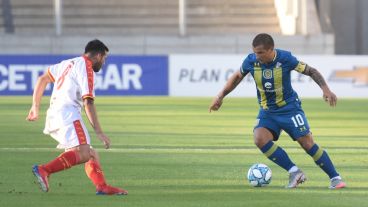Vecchio encara en una jugada del primer tiempo.