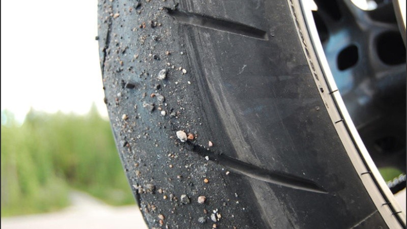 En la misma moto, huía una mujer que sobrevivió al choque.