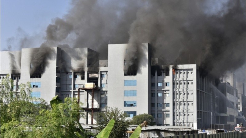 Las llamas devoraron el cuarto y quinto piso del edificio.