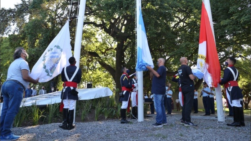 Los veteranos de Malvinas izaron la bandera.