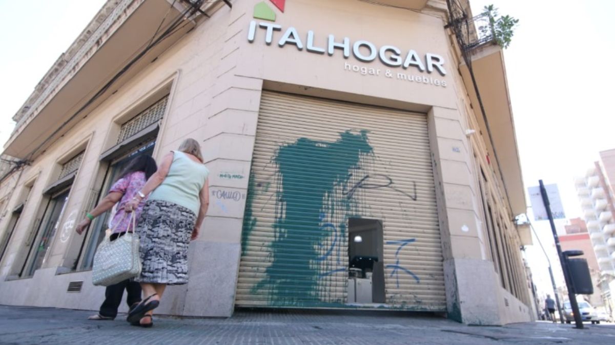 Amenazaron a las hijas de Carloni y vandalizaron su negocio: el video del ataque | Rosario3