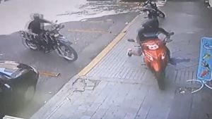 Video: policía en moto se subió a la vereda para atrapar motochorro y chocó contra un kiosco
