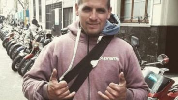 Willy en la cuadra donde cuida motos desde hace 13 años.