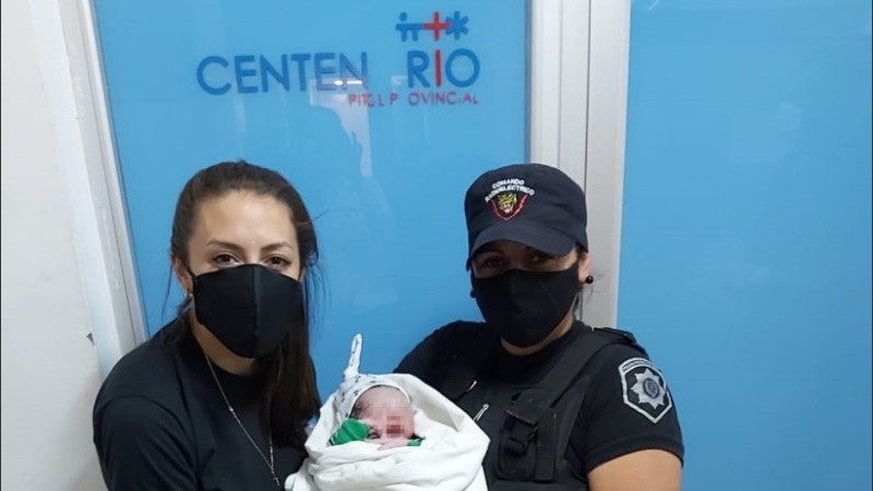 Las dos mujeres policía que junto a dos compañeros más asistieron el parto. 