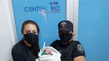 Las dos mujeres policía que junto a dos compañeros más asistieron el parto.