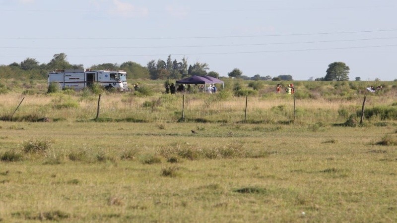 Personal policial y peritos trabajaban en la zona donde cayó la avioneta.