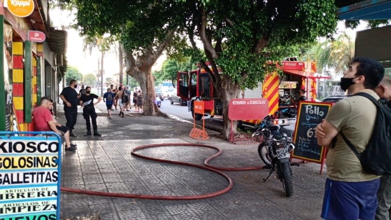 Peritos trabajaron en el lugar para determinar la causa del incendio.