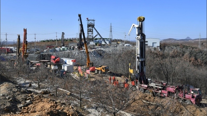 Rescatistas en la mina de Qixia.