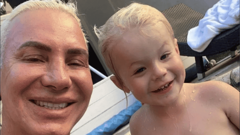 Flavio Mendoza compartió imágenes en las que se puede ver a su hijo jugando y divirtiéndose en la pileta. 