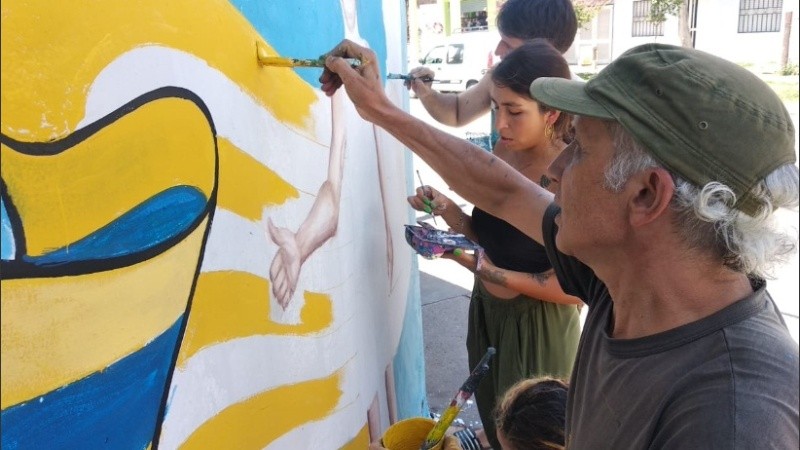 Pinturas por Génova en las esquinas con Travesía, Garzón y Cabal.