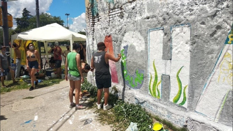 Pinturas por Génova en las esquinas con Travesía, Garzón y Cabal.