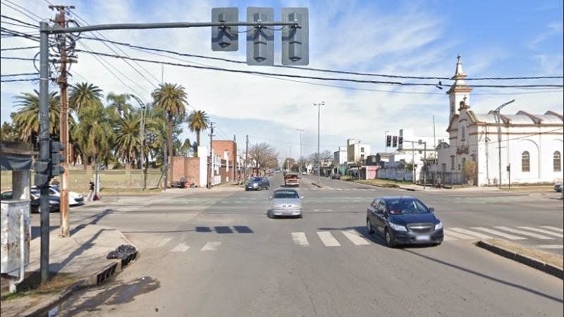 La esquina tiene semáforo: alguien no lo respetó.