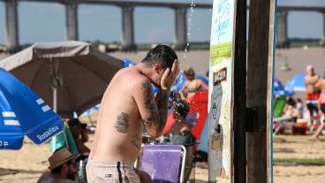 Mucho calor bajo el cielo azul este domingo en Rosario.