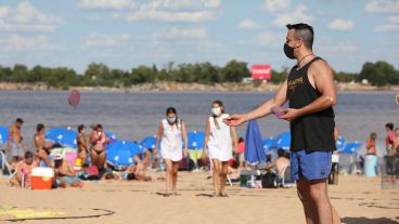 Mucho calor bajo el cielo azul este domingo en Rosario.