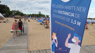 Mucho calor bajo el cielo azul este domingo en Rosario.