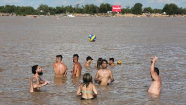 Mucho calor bajo el cielo azul este domingo en Rosario.