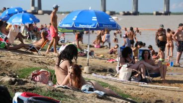 Mucho calor bajo el cielo azul este domingo en Rosario.