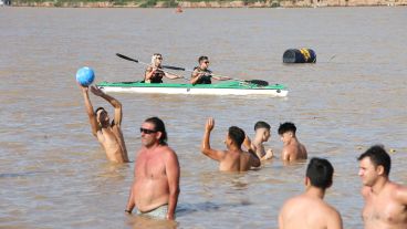 Mucho calor bajo el cielo azul este domingo en Rosario.