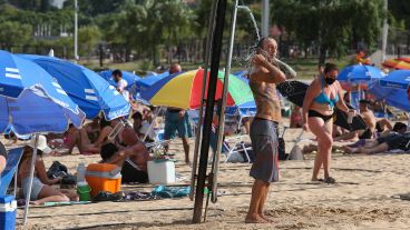 Mucho calor bajo el cielo azul este domingo en Rosario.