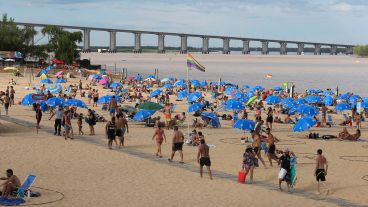 Mucho calor bajo el cielo azul este domingo en Rosario.