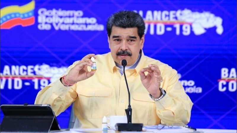 Fotografía cedida hoy por la oficina de Prensa del Palacio de Miraflores que muestra al presidente venezolano Nicolás Maduro mientras muestra un frasco de Carvativir, en Caracas.