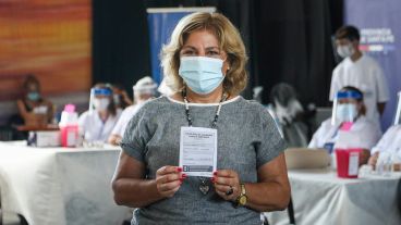 Martorano con el comprobante de la su vacuna contra el covid.