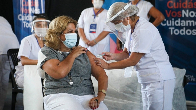 Martorano, la primera ministra de Perotti en recibir la vacuna rusa.