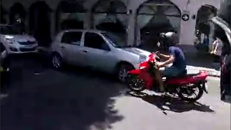 El motociclista que se dio a la fuga y la Policía persiguió a contramano. 