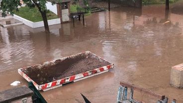Las fuertes lluvias provocaron anegamientos en algunos barrios de Córdoba.