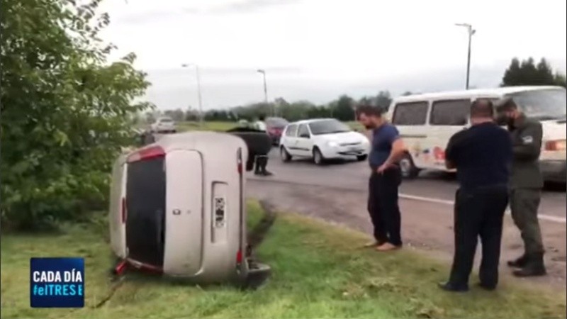 El auto quedó acostado en la banquina. 