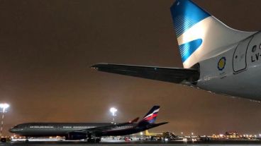 El vuelo partió este martes luego de las postergaciones.