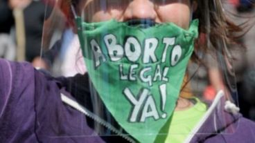 Una joven que viajaba anoche en un colectivo urbano y llevaba puesto un barbijo verde con la inscripción "aborto legal" denunció que fue insultada y golpeada en Mar del Plata.