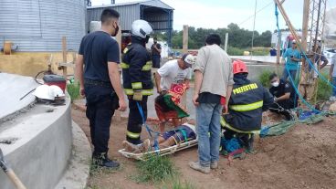 El momento del rescate tras el operativo de bomberos.