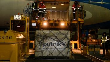 El vuelo partió este martes luego de las postergaciones.