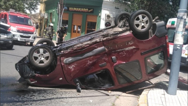 El vehículo quedó completamente dado vuelta. 