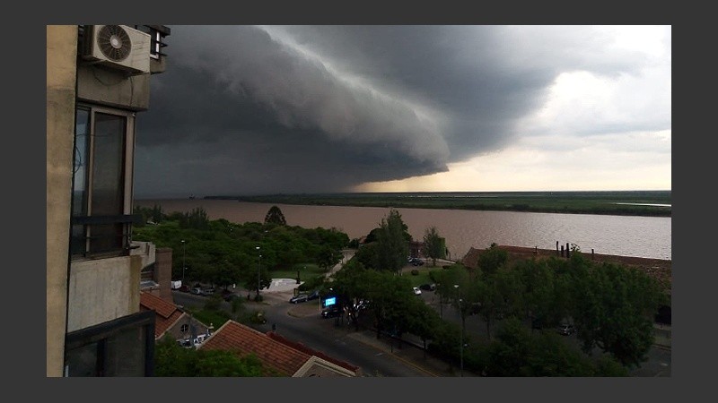 El frente de tormenta ingresando a Rosario.