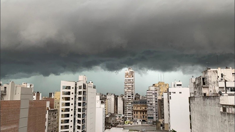 El frente de tormenta ingresando a Rosario.