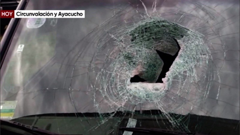 Así quedó el parabrisas tras el impacto del ladrillo.