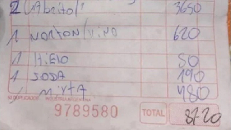 El detalle del hielo y la gaseosa. 