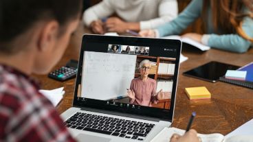 La pandemia de covid-19 puso de manifiesto que la tecnología es una herramienta clave en la educación .