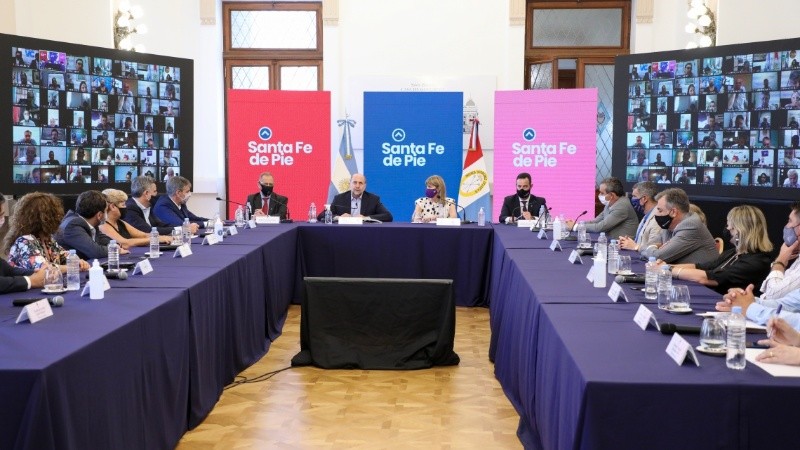 El gobernador Omar Perotti, junto a la vicegobernadora Alejandra Rodenas, encabezó un encuentro junto a intendentes y presidentes comunales donde se abordó el tema de la autonomía.