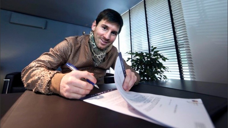La firma de contrato de Messi con el Barcelona generó polémica.