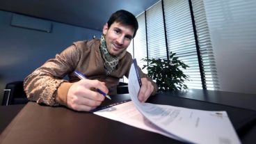 La firma de contrato de Messi con el Barcelona generó polémica.