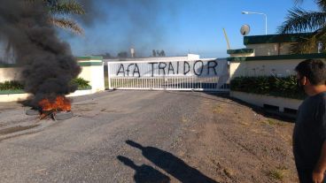 Chacareros vandalizando el ingreso de una cooperativa. Doble moral del campo con los piquetes